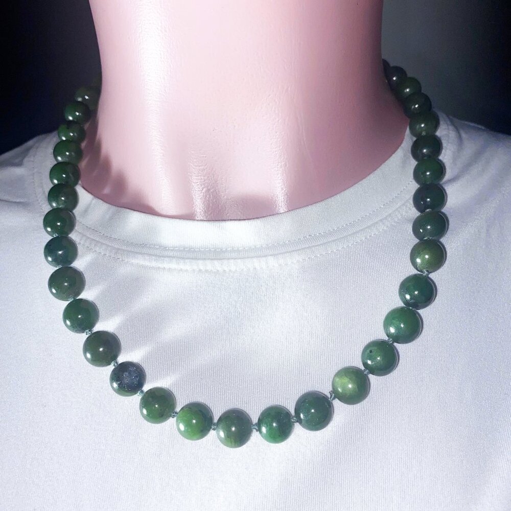 Green Glass Bead Bead Necklace with Gold clasp